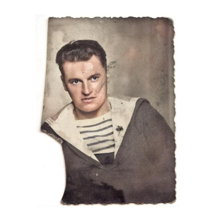 Photo colorisée d'un jeune marin pendant le Seconde Guerre mondiale.