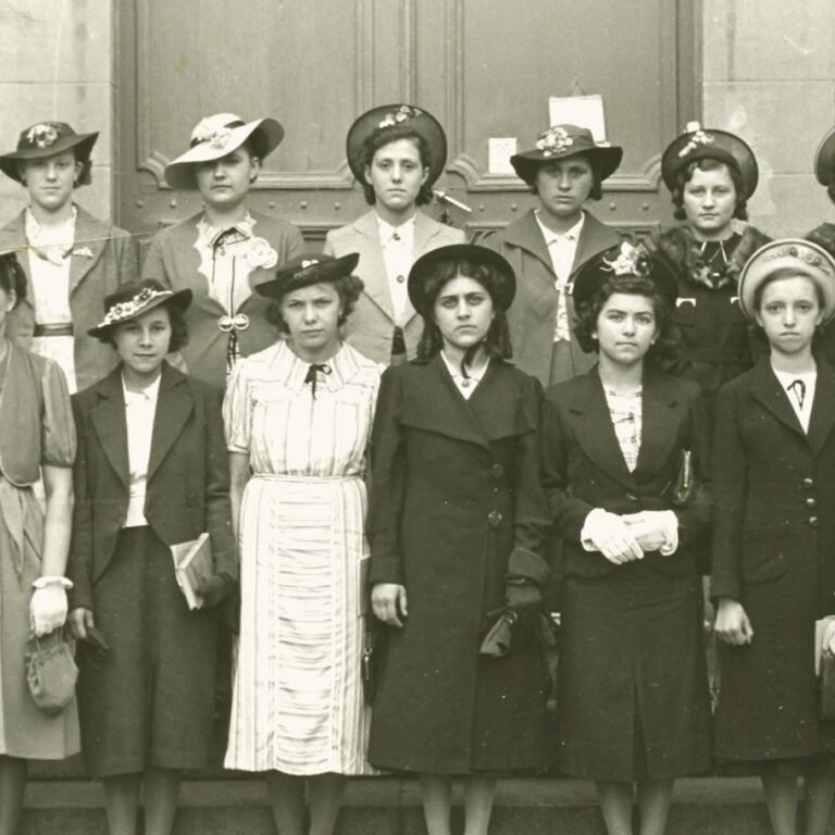 École ménagère de Réhon (54) : élèves de 3° année, après la remise des diplômes et des prix (1939)