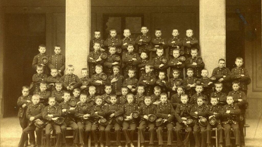 Photo d'une classe de garçons à l'INJS de Paris, en 1904. Les garçons portent un uniforme militaire.