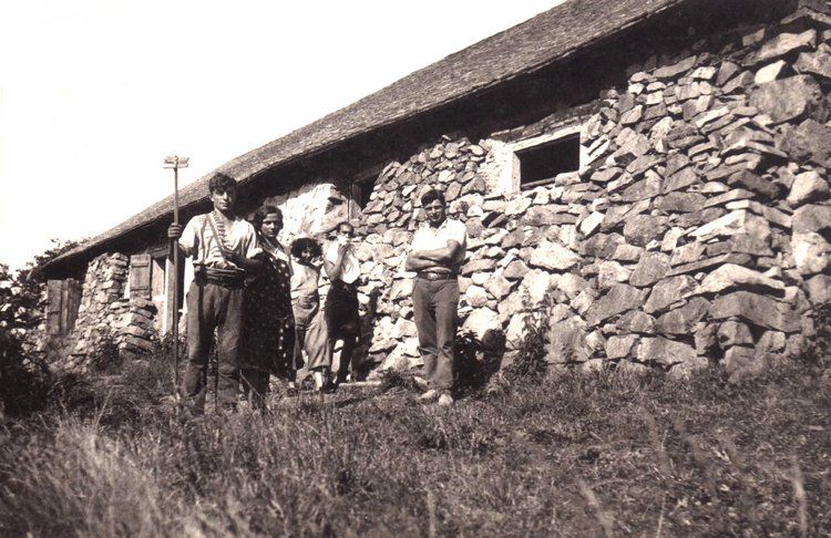 La ferme du Neuberg, dans la vallée de Masevaux (68), dans les années 1930. Joseph, Lina et Meinrad Trommenschlager, au premier plan, en sont les exploitant·es.