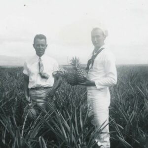 Deux marins dans une plantation, mars 1943.