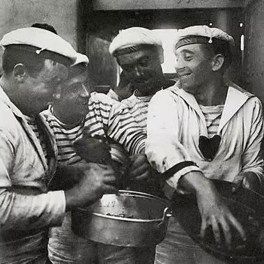Un groupe de marins s'amuse. Photo ancienne.