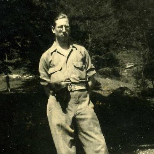 Etienne Maillot avec un pistolet pris dans la villa de Göring, en 1945.