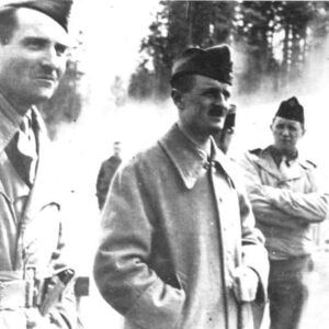 Le général Leclerc dans la fumée du Berghof en flammes, le 5 mai 1945.