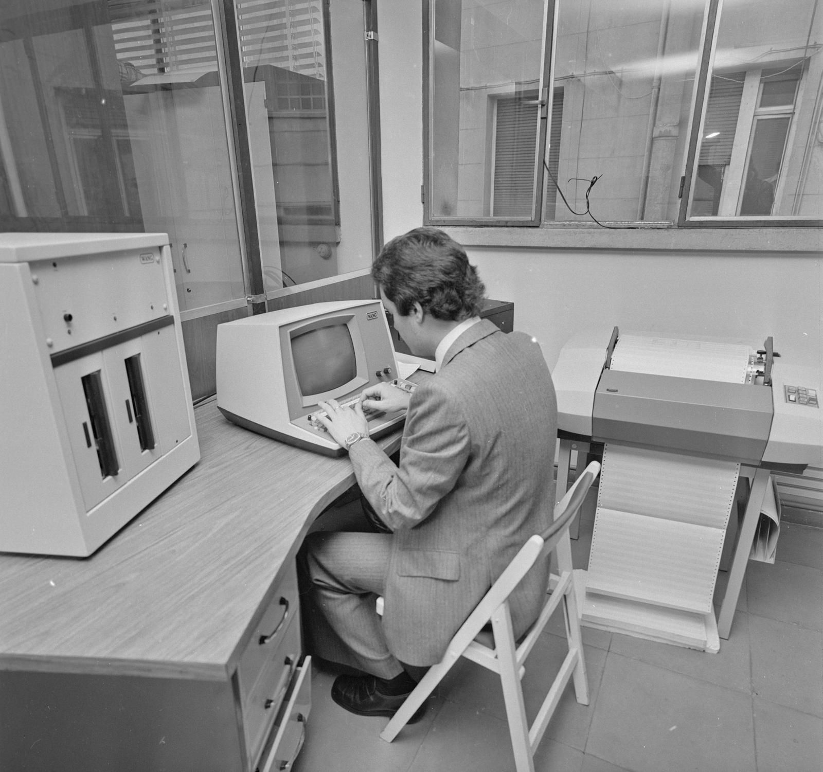 Un travailleur de bureau sur son ordinateur. (Girona, 1976)
