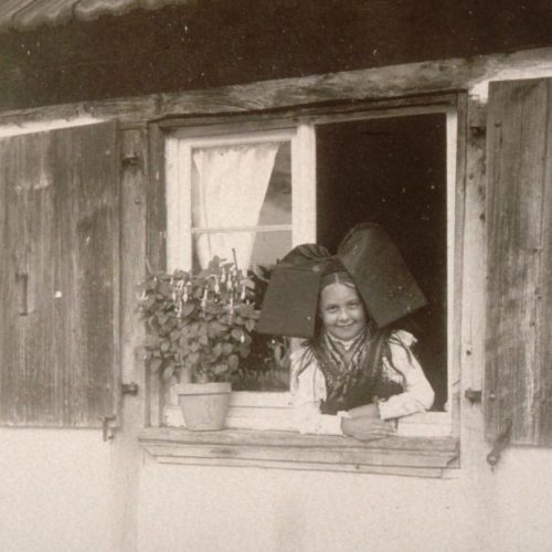 Mietesheim (Alsace), jeune fille en costume traditionnel alsacien (1907)